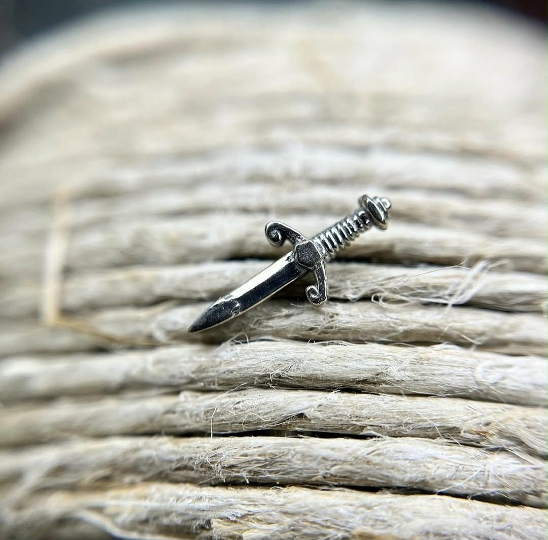 14k Gold Dagger Threadless End